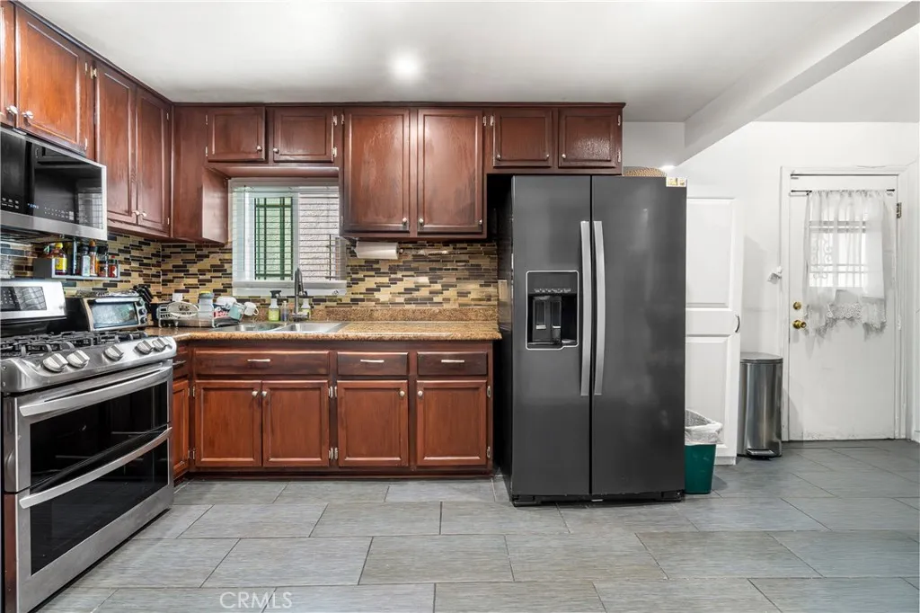 1711 W 59th Place, Los Angeles, California 90047 home-pic-22